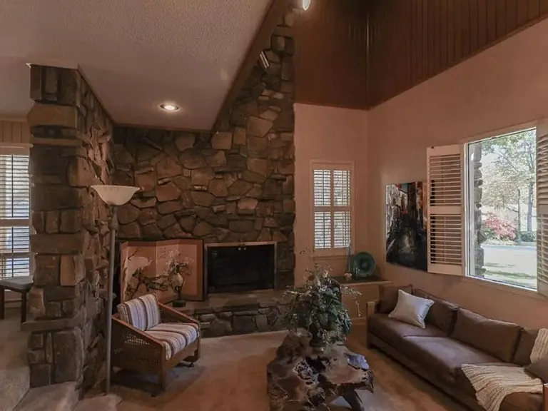 2100 Paula Dr — Photo 16