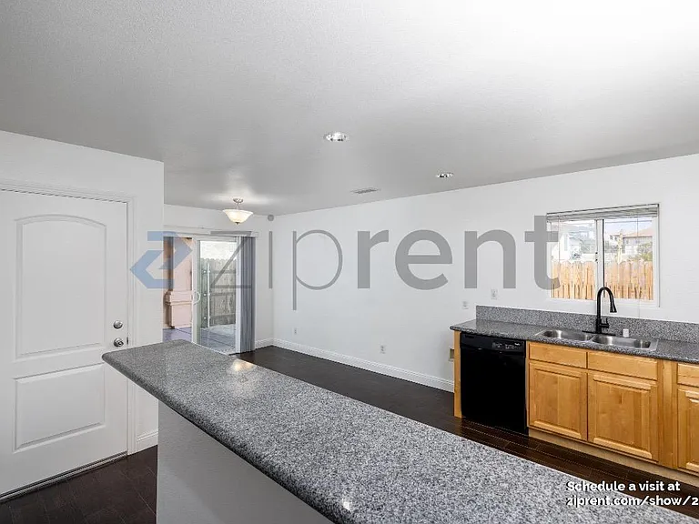 Breakfast Bar & Dining Room