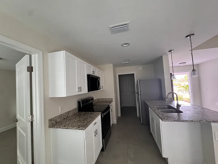 1202 W 17th St — Photo 10