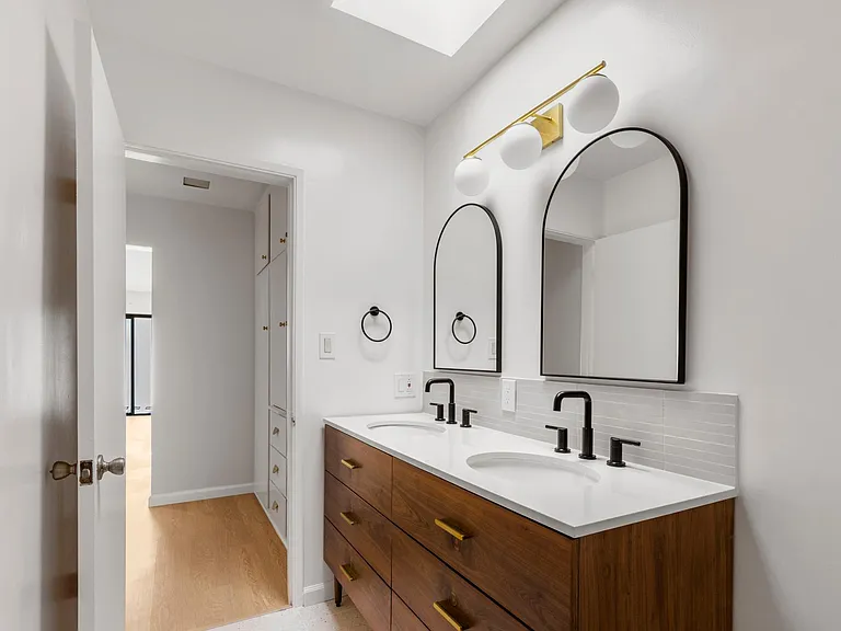 1107 E 3rd St #8 — Photo 8