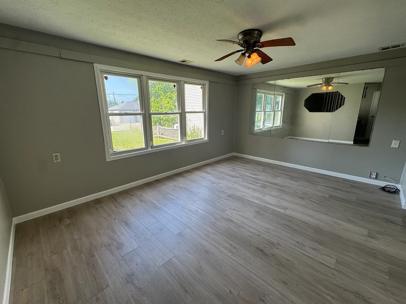 3 bed, 1.5 bath, 1150 sqft, $1,300 — Photo 3