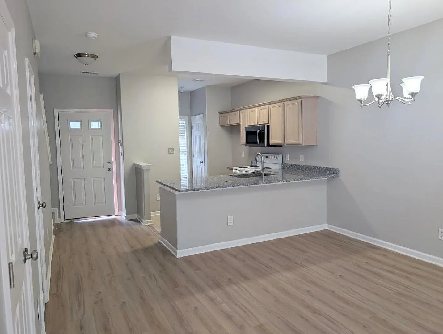 Remodeled 2 bedroom 2.5 bathroom townhome — Photo 3