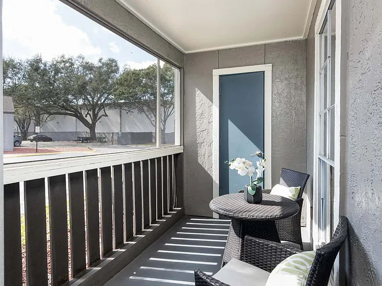 Aspen screened balcony 2x2 950 sq ft