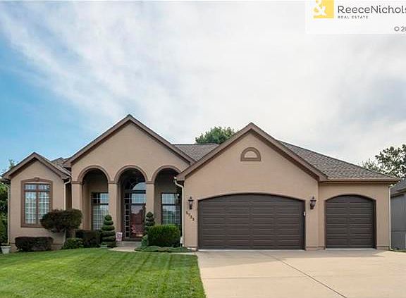 Front of beautiful home.