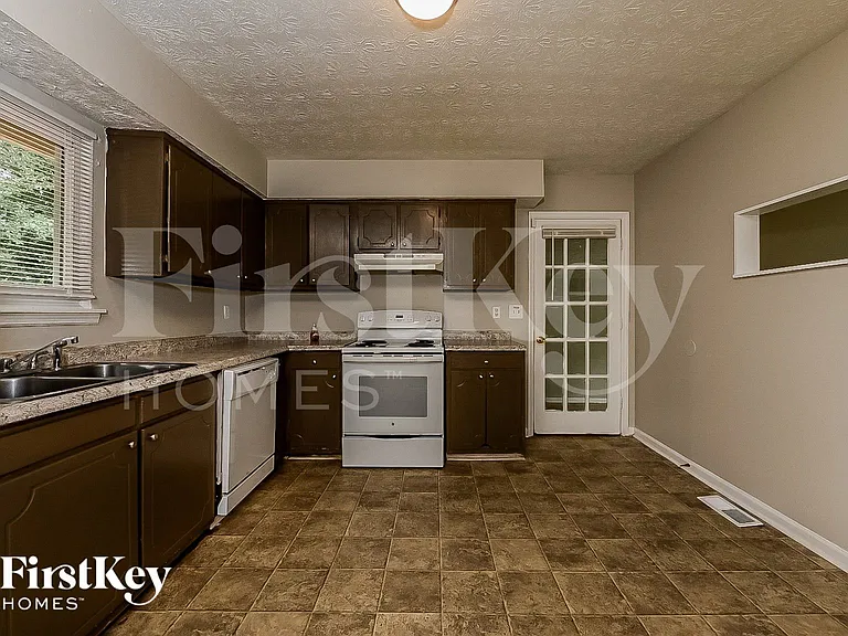 9075 Gatewood Dr — Photo 5