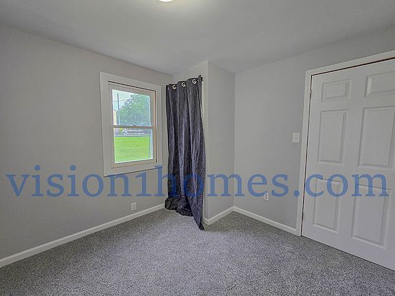 3rd image of 402 N Nixon Ave