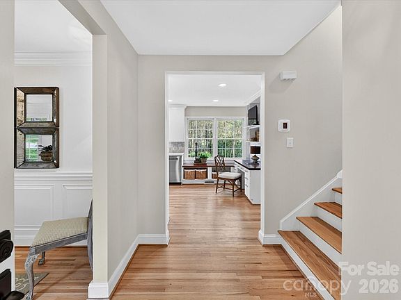 4th image of 2818 Hinsdale St