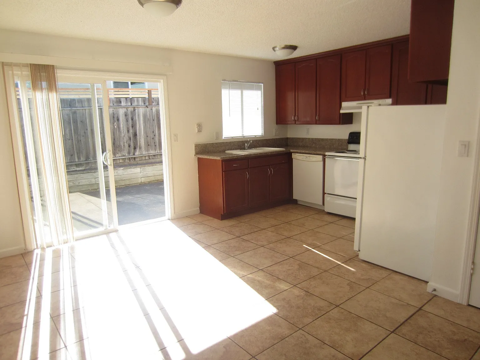 4 bed, 1164 sqft, $3,995 — Photo 2