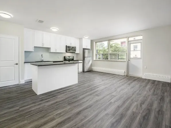 45 42nd St #109, Toronto, ON M8W 3P4