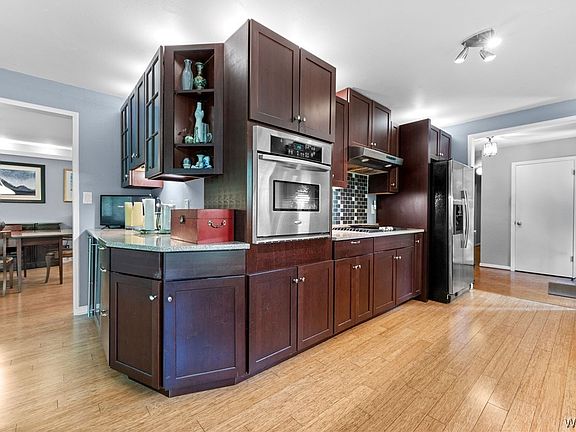 3rd image of 335 Woodridge Dr