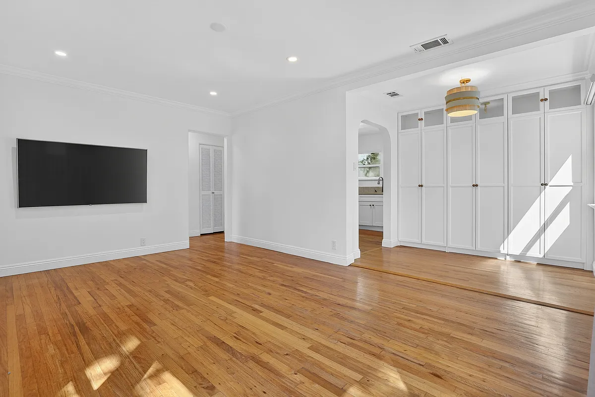 Living / dining area - 904 Victoria Ave