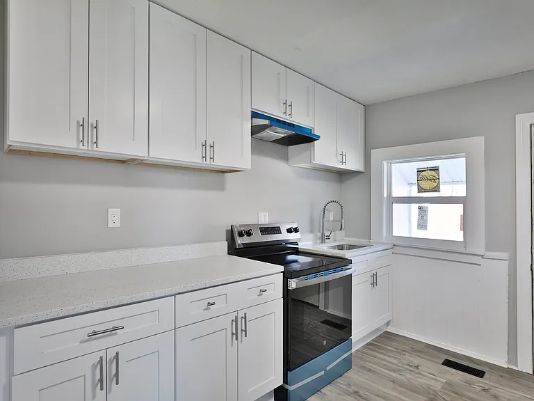 528 W High St — Photo 8