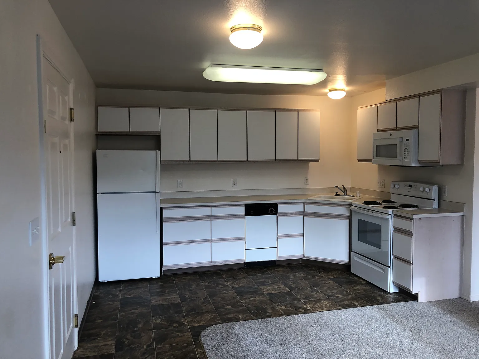 2 bed, 916 sqft, $1,375 — Photo 3