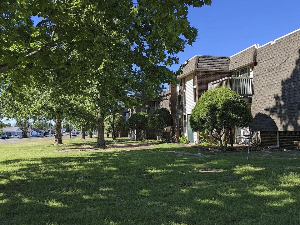 1st image of 3805 N Rockwell Ave #210