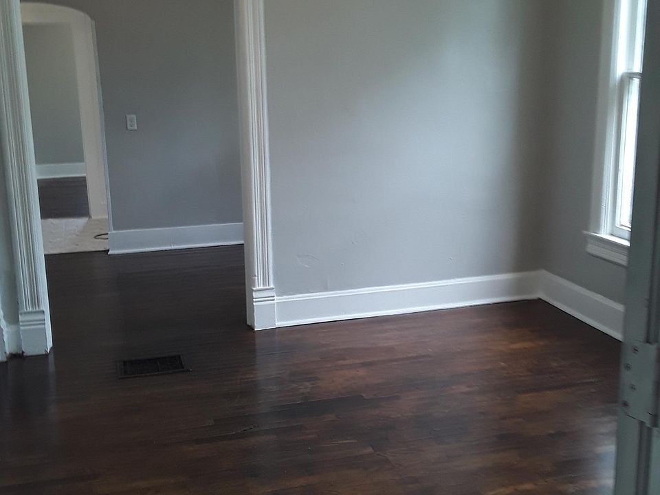 Entry looking into livingroom
