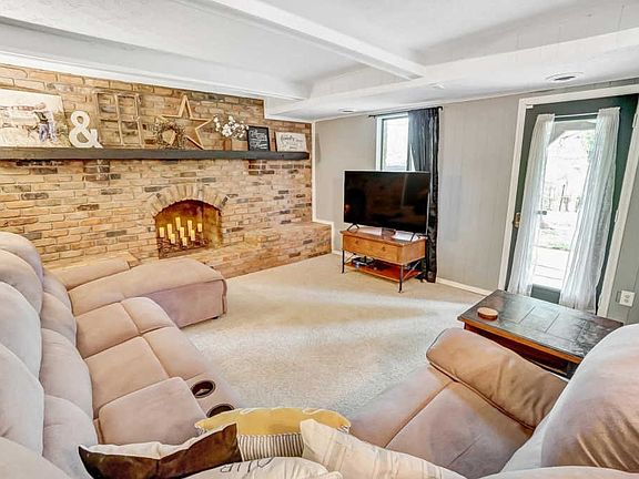 3rd image of 695 Glenway Dr