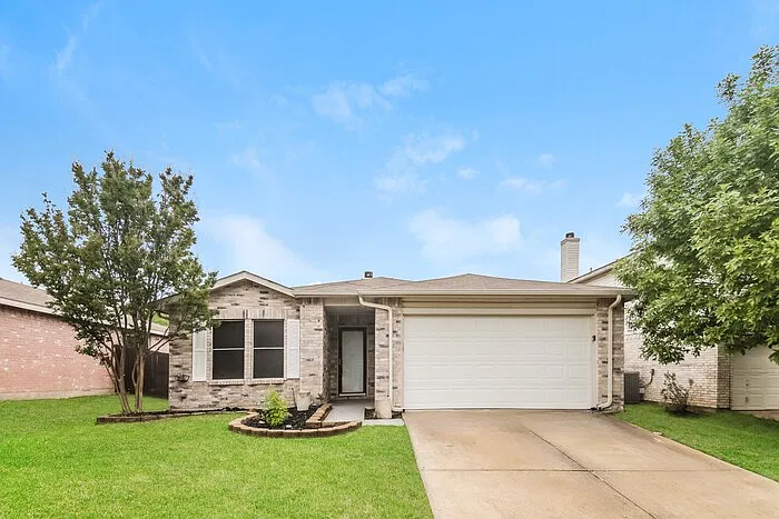 3 bed, 2.0 bath, 1660 sqft, $2,070 — Photo 1
