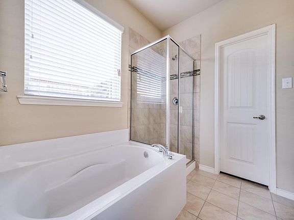 3rd image of 904 Lake Cypress Ln