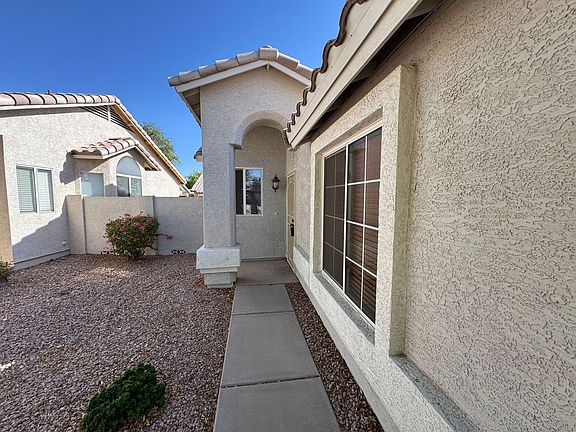 3rd image of 879 W Sierra Madre Ave