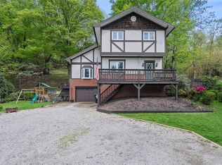 1411 Charlton Heights Rd, Coraopolis, PA 15108