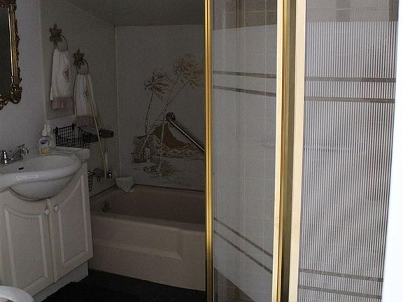 4th image of 1018 Wright St