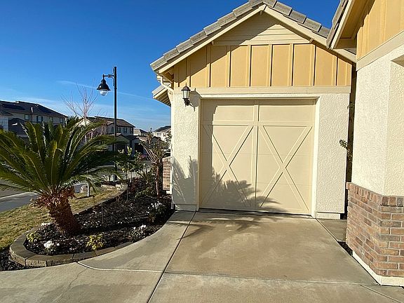 5th image of 805 Lazy Creek Dr