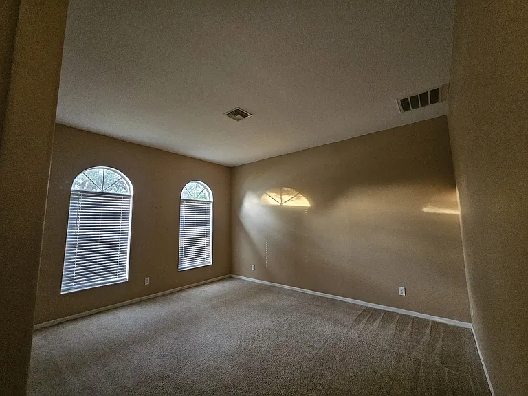 Large 4th room for bedroom or office