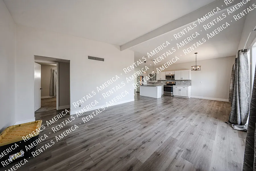 Spacious 3-Bedroom Phoenix Home with Private Pool and Sunroom — Photo 4