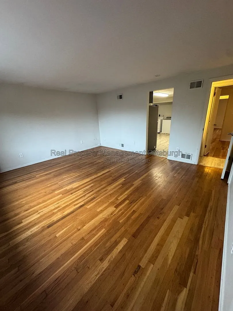 3 bed, 2.0 bath, 1773 sqft, $1,350 — Photo 2
