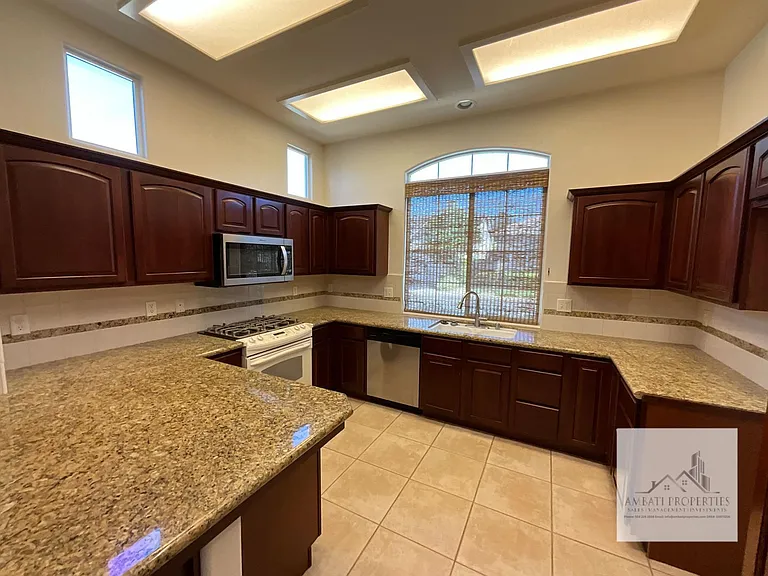 626 W Lisbon Ln — Photo 6