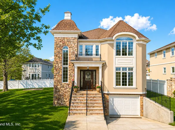 41 Saint Edward Ln, Staten Island, NY 10309