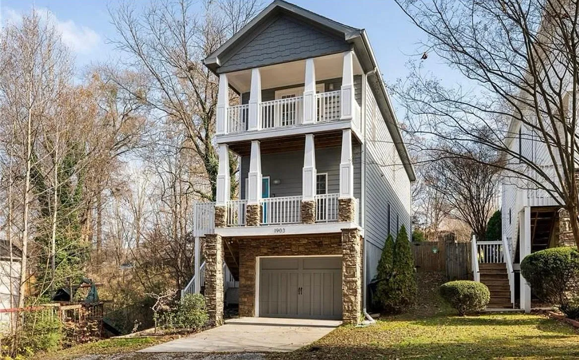3 bed, 2.5 bath, 2160 sqft, $3,300 — Photo 1