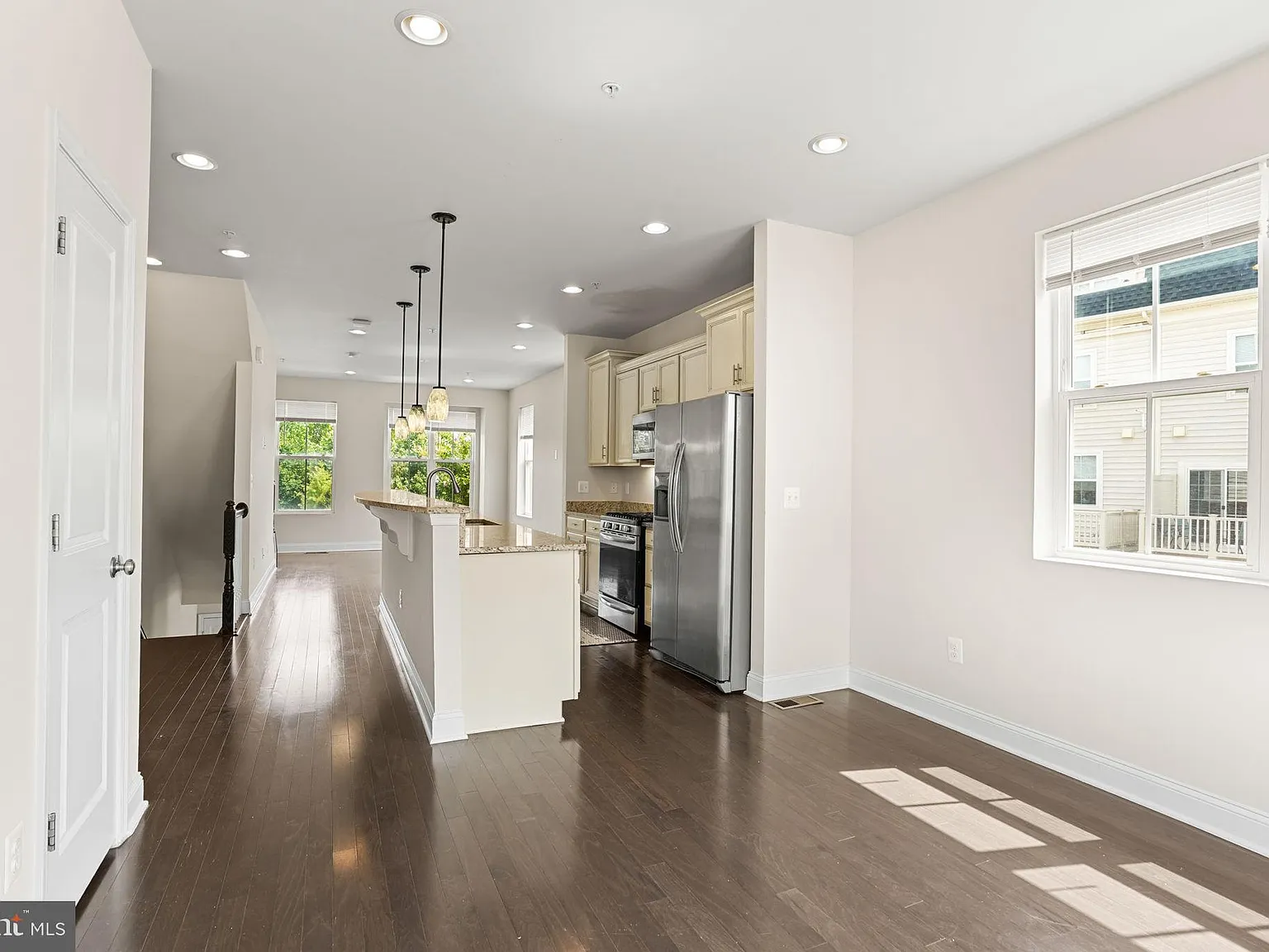 3 bed, 4.0 bath, 1616 sqft, $2,885 — Photo 4