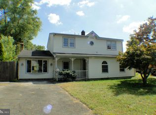 216 N Park Dr, Levittown, PA 19054