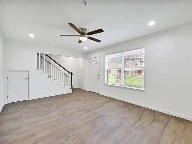 226 Woodbridge Ln — Photo 2