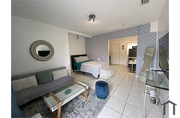 Building Photo - 7020 N Miami Ave #3