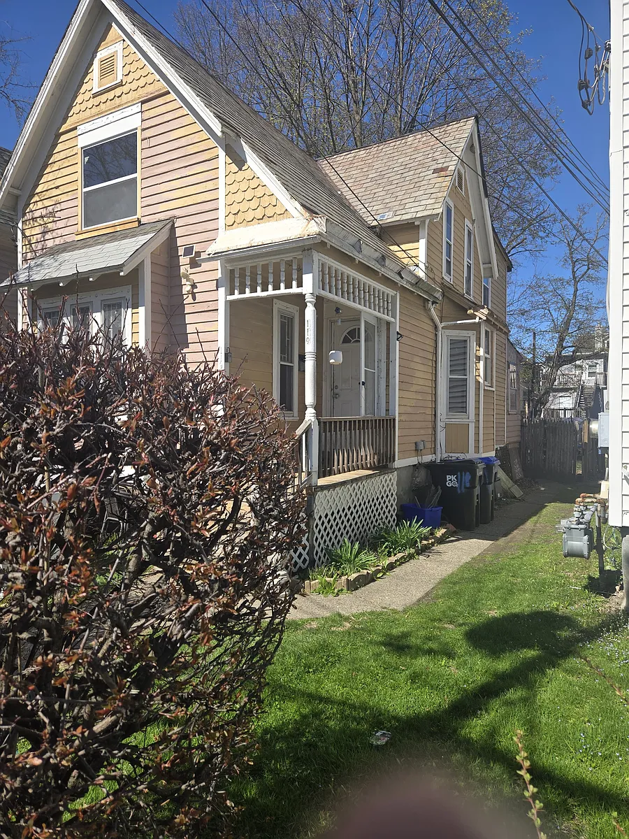 Building Photo - 119 Thompson St