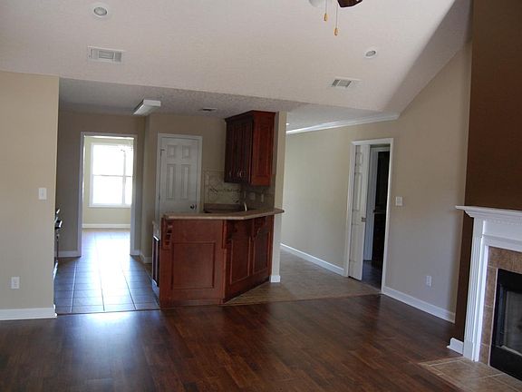 5th image of 4501 Country Oak Dr