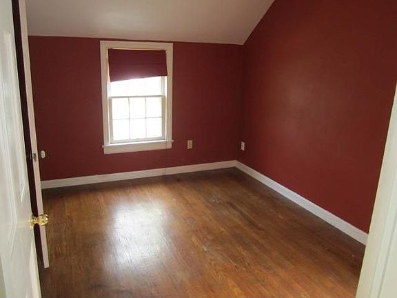 4th image of 320 Oxford Ave