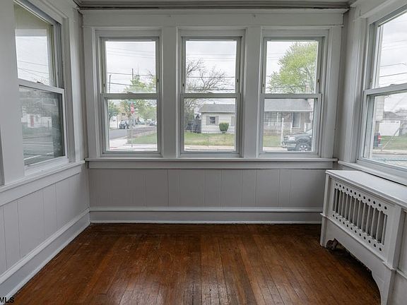 3rd image of 1601 Emerson Ave
