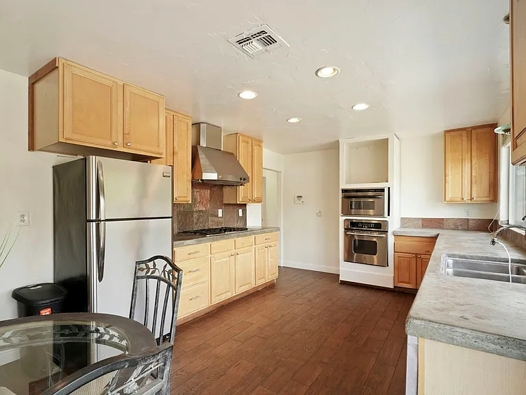 451 Marengo Ave — Photo 11