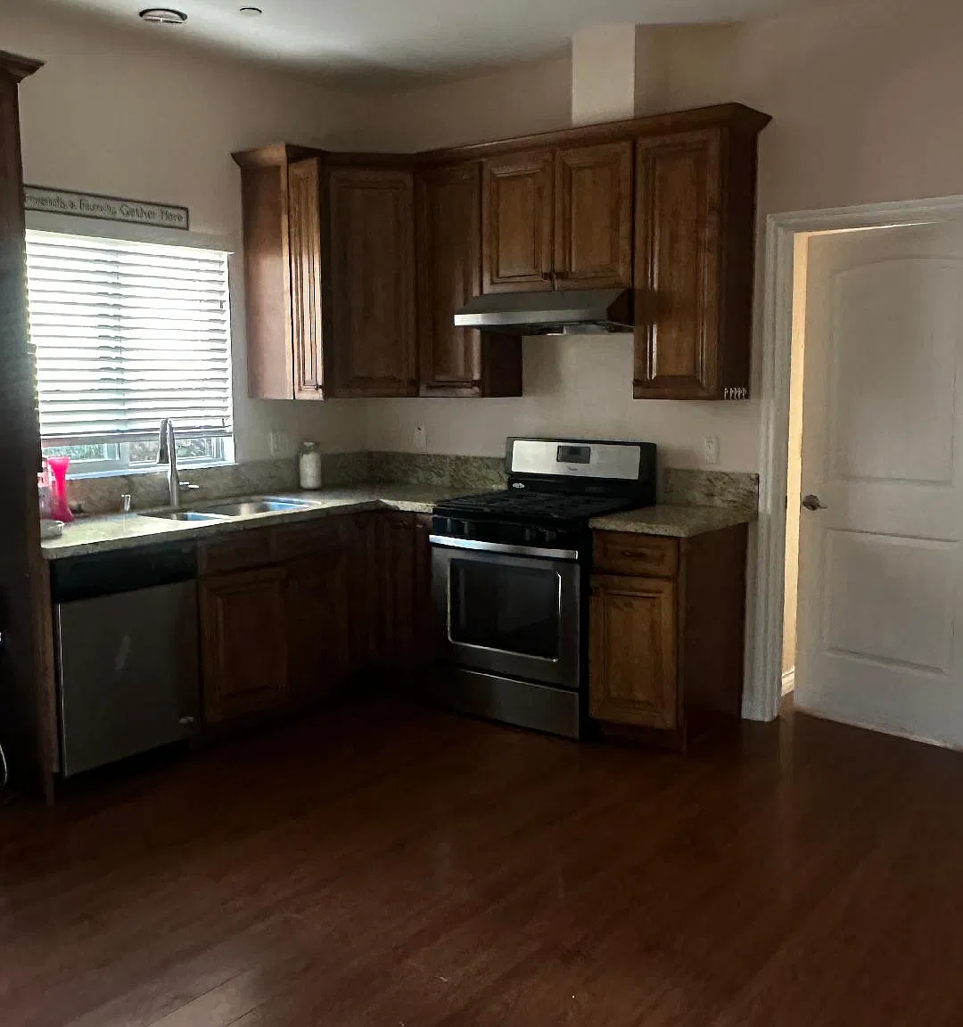 4 bed, 2056 sqft, $4,800 — Photo 2