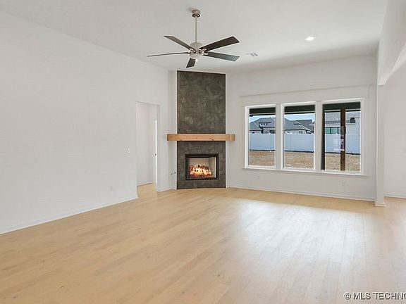 4th image of 7205 E Oakland St