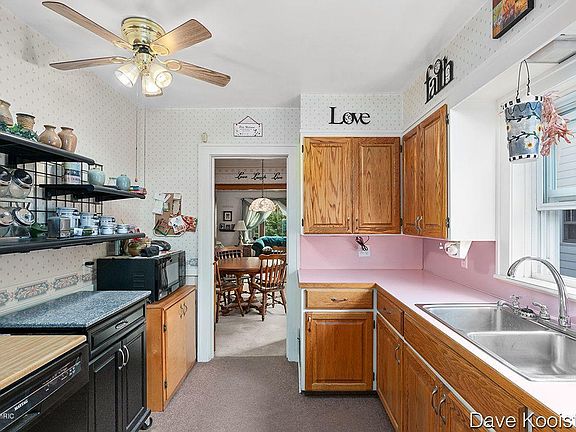 5th image of 823 Eleanor St NE