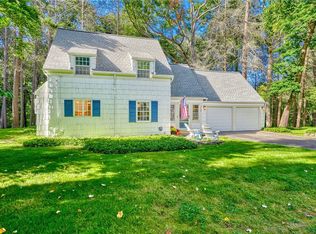 375 Oakridge Dr, Rochester, NY 14617