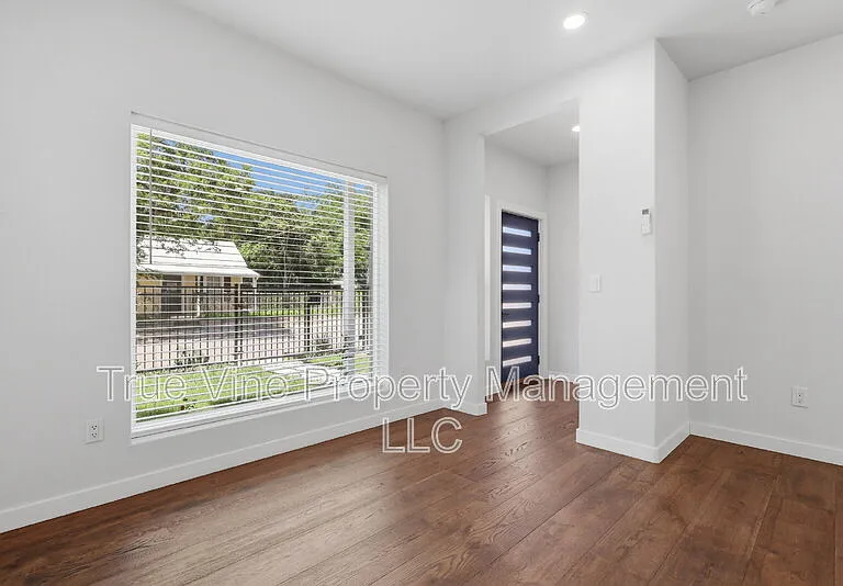 216 E Fest St — Photo 12