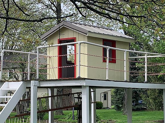 Elevated playhouse 