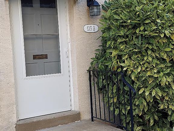 135B Lorraine front entrance