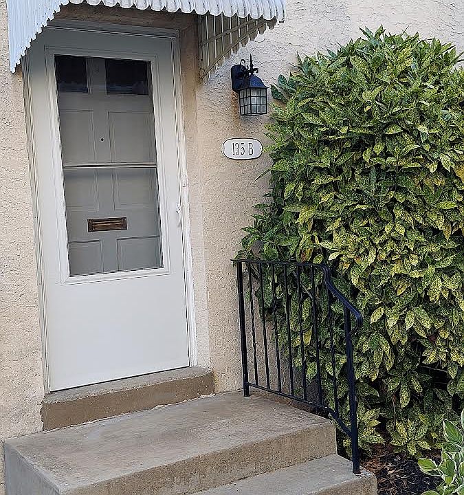 135B Lorraine front entrance