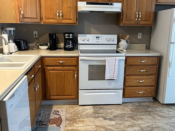 3rd image of 2166 Valley Dr